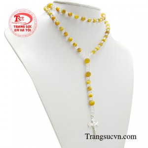 Chuỗi tràng hạt được kết hợp mặt thánh giá bạc giúp tăng thêm sự hài hòa cho sản phẩm.