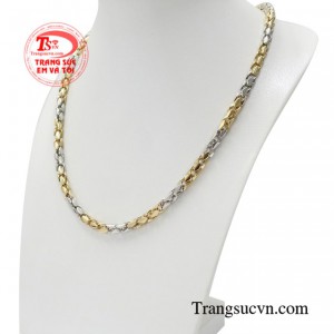 Mỗi một món đồ trang sức không biến bạn trở thành con người hoàn toàn khác, tuy nhiên nó sẽ là vũ khí tô điểm nên cái chất bên trong con người bạn.