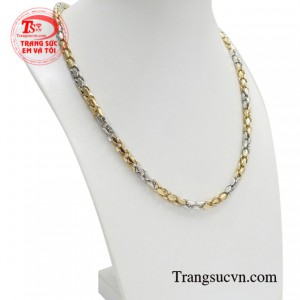 Với sự đan xen của vàng trắng và vàng màu càng giúp cho chiếc dây chuyền hợp thời trang hơn.