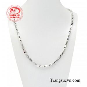 Dây chuyền nam vàng trắng mạnh mẽ tuy đơn giản nhưng lại thể hiện được cả sức mạnh thể chất cũng như ý chí kiên cường của một quý ông.
