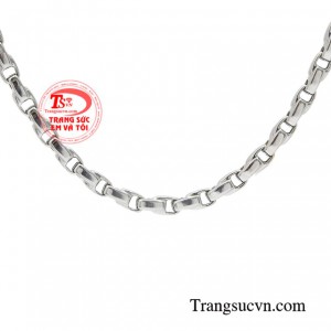 Chiếc dây chuyền vàng trắng dành cho nam giới giúp người đeo thể chất cũng như ý chí kiên cường của một người đàn ông.