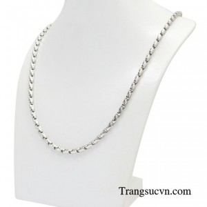 Chiếc dây chuyền này sẽ phù hợp cho những chàng trai yêu thích sự năng động nhưng vẫn giữ được nét sang trọng cho phái mạnh.