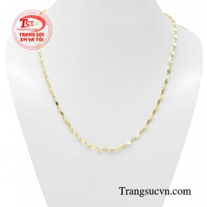 Dây chuyền nữ ấn tượng được chế tác khiến người nhìn sẽ phải cuốn hút bởi vẻ đẹp đầy duyên dáng và thanh lịch.