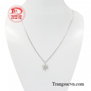 Dây chuyền nữ hoa tuyết lấy cảm hứng từ những bông tuyết đầu mùa những người thợ chế tác tài ba đã tạo nên một sản phẩm đầy tinh tế.