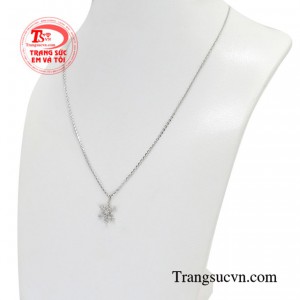 Hình ảnh bông tuyết lấp lánh và tinh khiết mang đến niềm vui và hạnh phúc cho một tâm hồn lãng mạn.