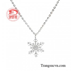 Với chiếc dây chuyền này các cô gái sẽ trông tỏa sáng và thu hút hơn trước đám đông.