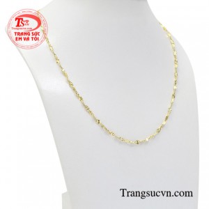 Với sản phẩm này, bạn gái dễ dàng lựa chọn phụ kiện và trang phục đi kèm tạo điểm nhấn trước đám đông.