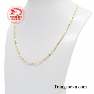 Chiếc dây chuyền này giúp tôn vinh nét đẹp thanh lịch và yêu kiều cho phái nữ.