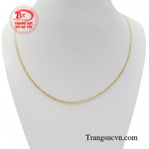 Dây chuyền vàng tây sang trọng thường được kết hợp với mặt dây chuyền tạo điểm nhấn cho người đeo.