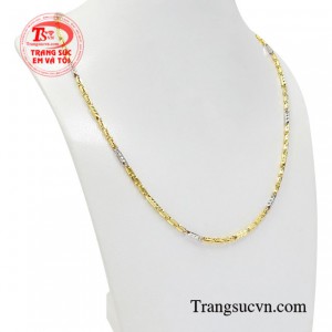 Đeo chiếc dây chuyền này mang đến hình ảnh một người đàn ông đầy tự tin, lịch lãm và ngọt ngào.