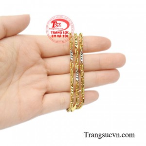 Dây chuyền vàng tây thăng tiến xu hướng trang sức.