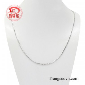 Dây chuyền vàng trắng chất lượng được thiết kế với kiểu dáng tuy không quá cầu kỳ nhưng vẫn nổi bật được vẻ thời trang cho nam giới.