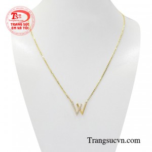 Dây chuyền vàng yêu kiều hiện đang xu hướng trang sức được giới trẻ đặc biệt ưa chuộng.