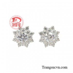 Đôi hoa tai nữ sang trọng vàng trắng 18k thiết kế tinh xảo, sắc nét.