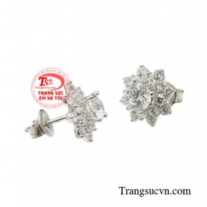 Sản phẩm được gắn đá CZ cao cấp càng tôn lên nét sang trọng, cá tính và nổi bật cho người đeo.