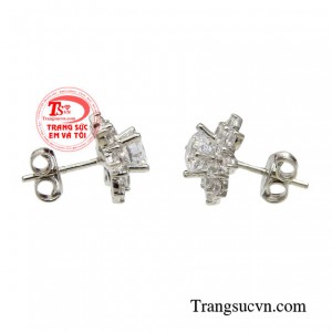 Chỉ cần đôi bông tai điểm xuyến cũng làm cho phái đẹp thêm thu hút và hấp dẫn ánh nhìn.