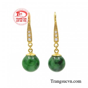 Hoa tai cẩm thạch duyên dáng được thiết kế tinh tế từ vàng 14k chất lượng.