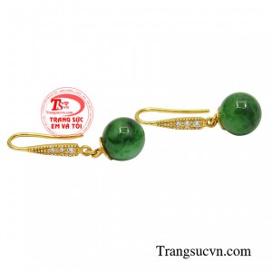 Điểm nhấn của sản phẩm chính là viên cẩm thạch thiên nhiên giúp tôn vinh nét quý phái, kiêu sa cho người đeo.