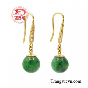 Nếu như son môi luôn là vũ khí làm đẹp giúp cho nhan sắc của phái đẹp thêm phần rạng rỡ, thì đôi hoa tai nữ sẽ giúp cho các quý cô tạo được ấn tượng và thu hút mọi ánh nhìn.