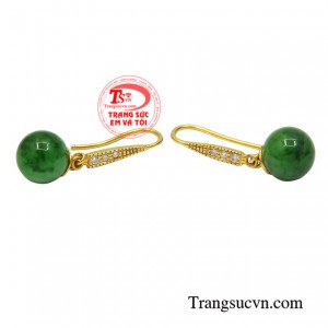 Hoa tai vàng cẩm thạch may mắn phù hợp cho người mệnh hỏa và mộc.