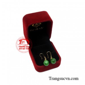 Hoa tai cẩm thạch duyên dáng tinh xảo.