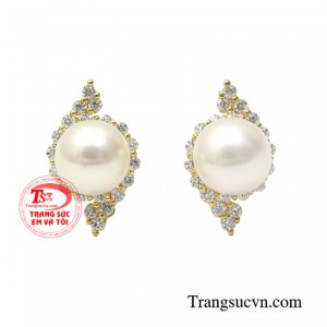 Hoa tai ngọc trai ấn tượng mang đến một vẻ đẹp thuần khiết mà lại vô cùng kiêu sa.