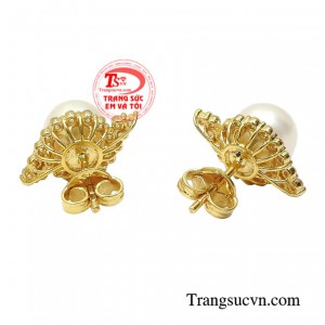 Do đó đôi hoa tai ngọc trai này chính là sự lựa chọn hoàn hảo cho các quý cô thêm phần thu hút và nổi bật hơn trước đám đông.