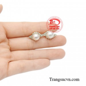 Hoa tai ngọc trai ấn tượng sang trọng.