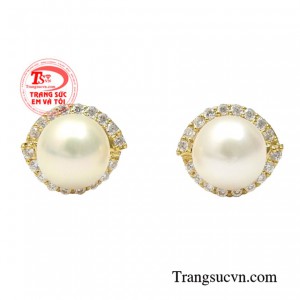 Hoa tai ngọc trai duyên dáng hiện đang là mẫu trang sức được các quý cô vô cùng ưa chuộng.