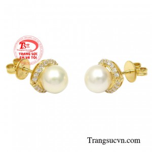 Đôi bông tai ngọc trai này sẽ giúp phái đẹp tôn vinh vẻ yêu kiều và duyên dáng.