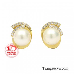 Hoa tai ngọc trai thanh tú mang đến vẻ đẹp cao quý, trong sáng và thánh thiện.