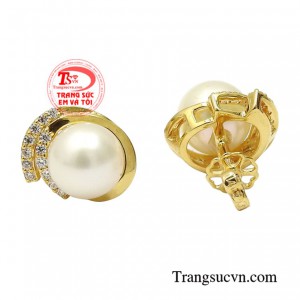 Khi đeo đôi hoa tai này sẽ tôn vinh vẻ đẹp thân thiện, dịu dàng, từ đó dễ dàng lấy được thiện cảm từ những người xung quanh cho các quý cô.