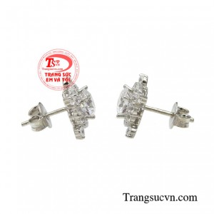 Hoa tai là trang sức không thể thiếu cho phái đẹp, giúp các nàng thêm nổi bật, xinh xắn và hợp thời trang. 