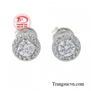 Hoa tai nữ yêu kiều rất tinh tế trong từng thiết kế, đơn giản nhưng sang trọng.