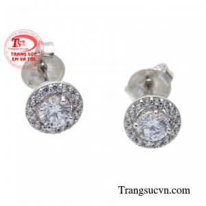 Đôi hoa tai này hiện đang là dòng sản phẩm cao cấp nhưng có mức giá phải chăng và được nhiều các chị em phụ nữ yêu thích.
