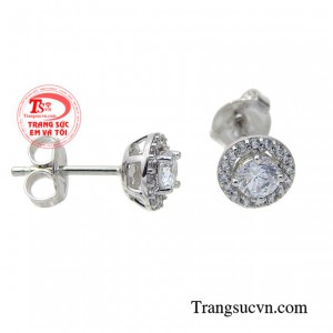 Khi đeo đôi bông tai vàng trắng này giúp phái đẹp toát lên được vẻ ngọt ngào, dịu dàng của một người con gái Á Đông.