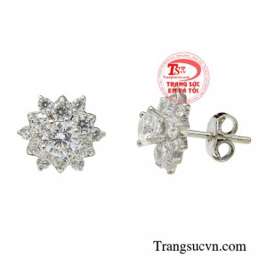 Đôi hoa tai được chế tác bằng vàng trắng 18k là sản phẩm được ưa chuộng nhất hiện nay. 