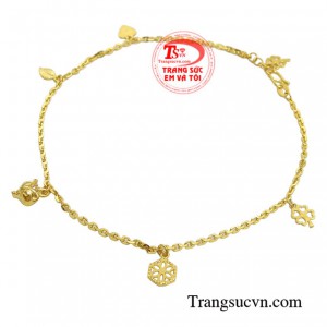 Những người thợ chế tác hoàn kim đã khéo léo tạo nên một sản phẩm toát lên được vẻ xinh xắn và yêu kiều dành cho các cô gái.