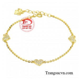 Lắc nữ trái tim yêu thương là món trang sức không thể thiếu với mỗi cô nàng.