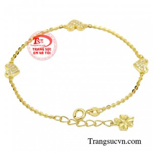 Chiếc lắc tay này mang đến vẻ dễ thương, tinh khôi và thuần khiết cho người đeo.