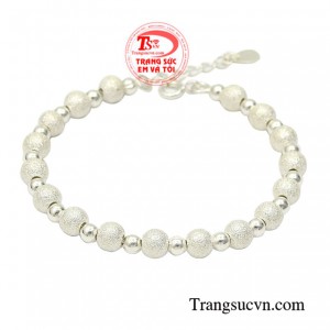 Lắc tay bạc thời thượng được chế tác dạng bi tròn hiện đang được giới trẻ đặc biệt ưa chuộng.