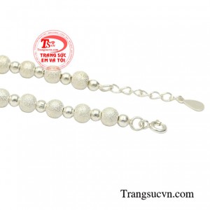 Chiếc lắc tay bạc này sẽ là lựa chọn tuyệt vời để tôn lên nét đẹp duyên dáng của phái nữ, tiếp thêm sự tự tin cho các nàng.