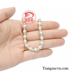 Lắc tay bạc thời thượng tinh tế.