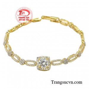 Lắc tay nữ ấn tượng được chế tác kiểu cách mang đến một hình ảnh một cô gái hiện đại đầy quyết đoán và mạnh mẽ.