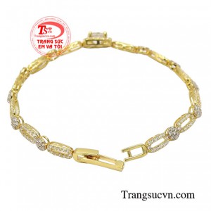 Mỗi một cô gái đều mong muốn mình trở nên thật xinh đẹp do đó việc lựa chọn được món đồ trang sức hay bộ đồ phù hợp luôn khiến các chị em đau đầu.