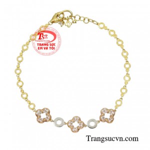 Lắc tay nữ giới thời trang sẽ là một sự kết hợp hoàn hảo cho phong cách thanh lịch, quyến rũ cùng với sự nữ tính của một người con gái trưởng thành.