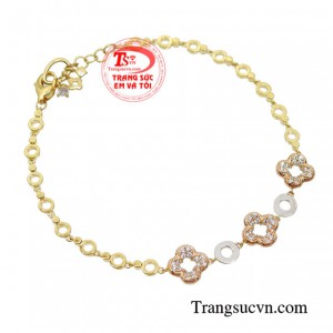 Chiếc lắc tay này hiện đang là sản phẩm mới được rất nhiều phái nữ đặc biệt yêu thích.