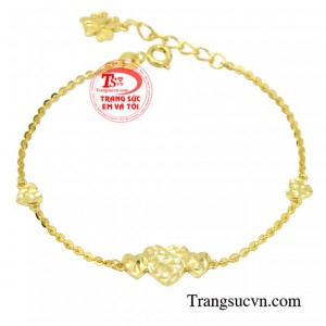 Lắc tay nữ trái tim dễ thương kiểu dáng xinh xắn mang đến vẻ đáng yêu cho người đeo.