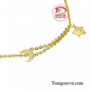 Sản phẩm không chỉ mang đến nét xinh yêu mà còn phù hợp với nhiều kiểu trang phục tạo ấn tượng và thu hút sự chú ý của người xung quanh.