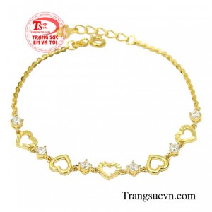 Lắc tay trái tim duyên dáng mang đến vẻ trẻ trung tạo nét bừng sáng cho đôi bàn tay của người đeo.